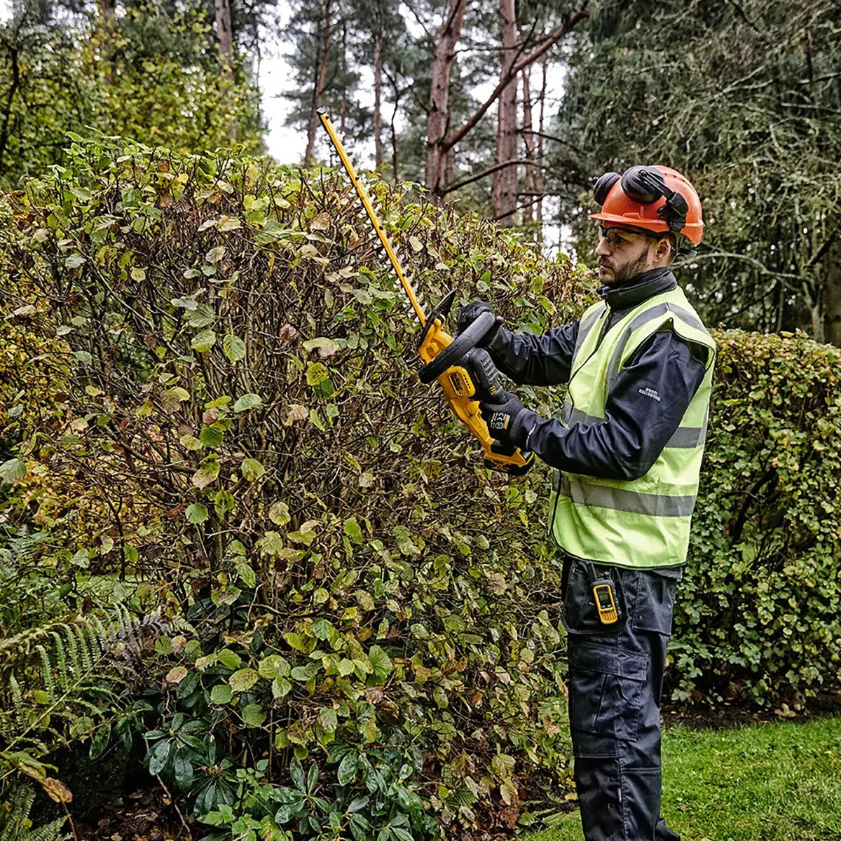 Dewalt DCMHT564N XR 18V 55cm Hedge Trimmer