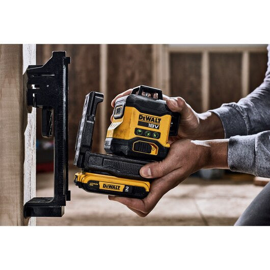 Green 3-line 360° self-leveling laser level with 18V Li-Ion 2Ah battery Dewalt DCLE34031D1