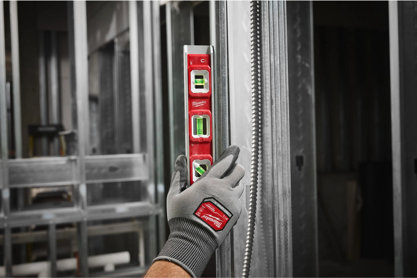 Special kit with hand tools + charger + battery + Milwaukee rolling toolbox