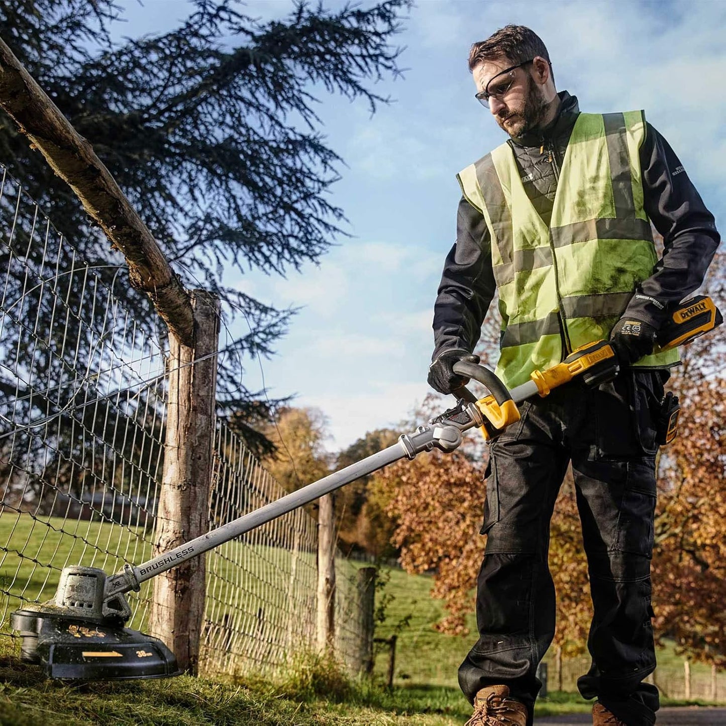 Combo set: Cortasetos DCMHT563 + Cortabordes DCMST561 + 2bat 5ah 18V + Cargador Dewalt DCMST561HT