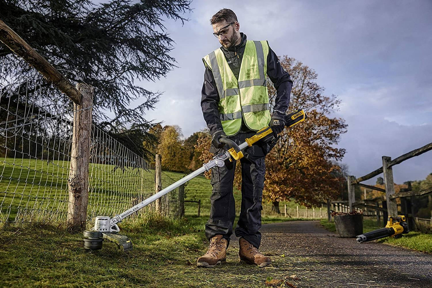 Dewalt DCMST561P1 XR 18V 36cm Folding Handle Grass Trimmer with Battery and Charger