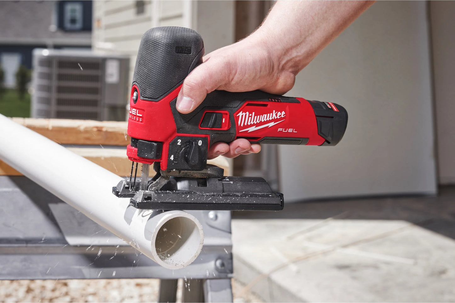 Sierra de calar subcompacta M12 Fuel + bat 2Ah + bat 4Ah + Cargador + Maletín Milwaukee M12 FJS-422X