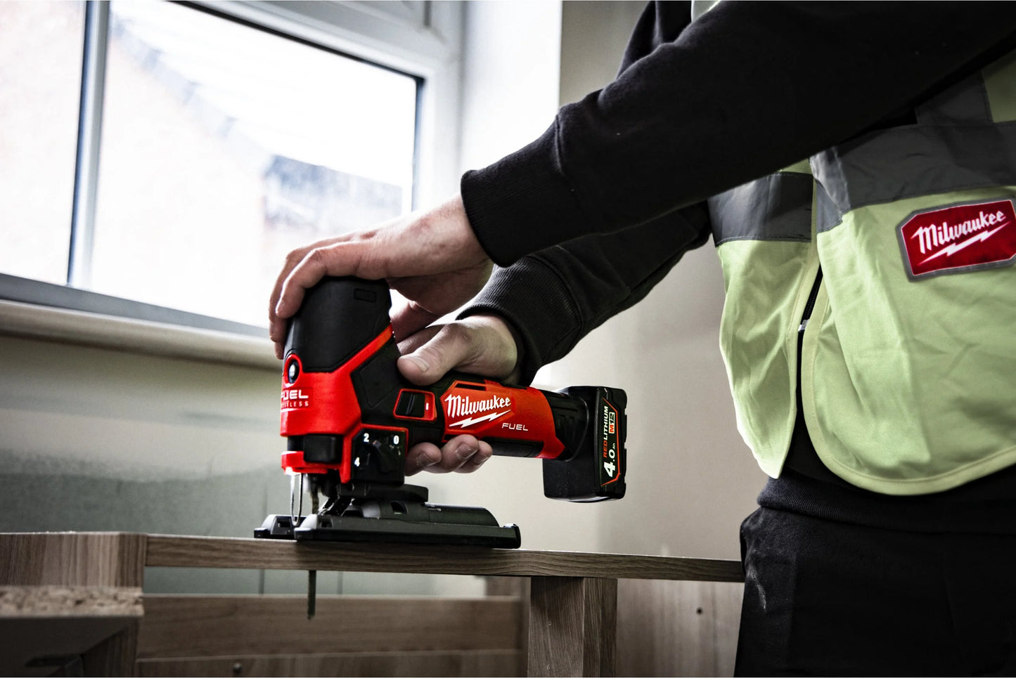 Sierra de calar subcompacta M12 Fuel + bat 2Ah + bat 4Ah + Cargador + Maletín Milwaukee M12 FJS-422X
