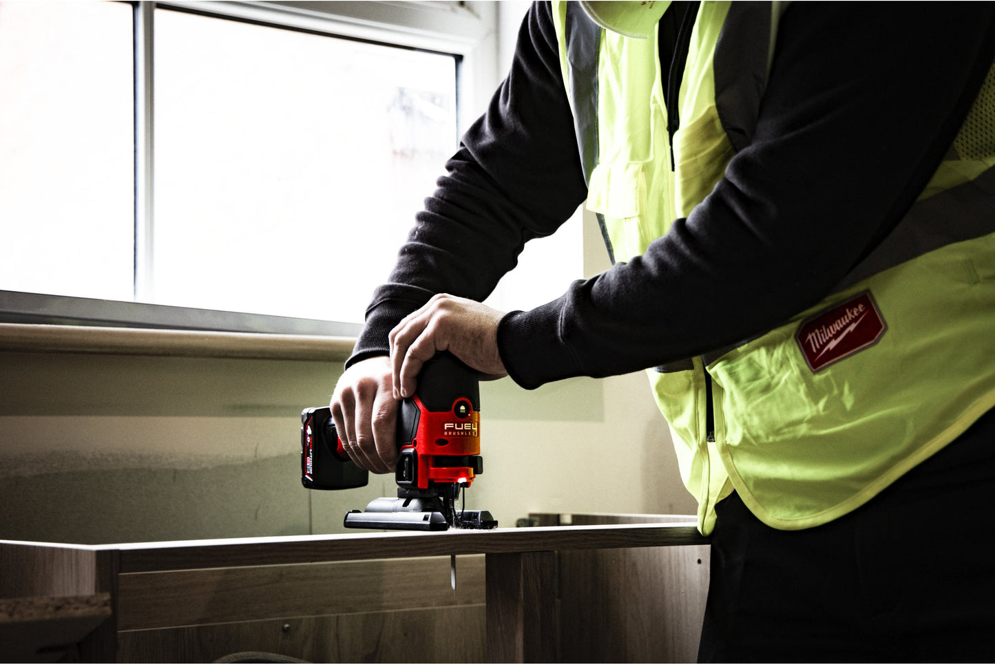 Sierra de calar subcompacta M12 Fuel + bat 2Ah + bat 4Ah + Cargador + Maletín Milwaukee M12 FJS-422X