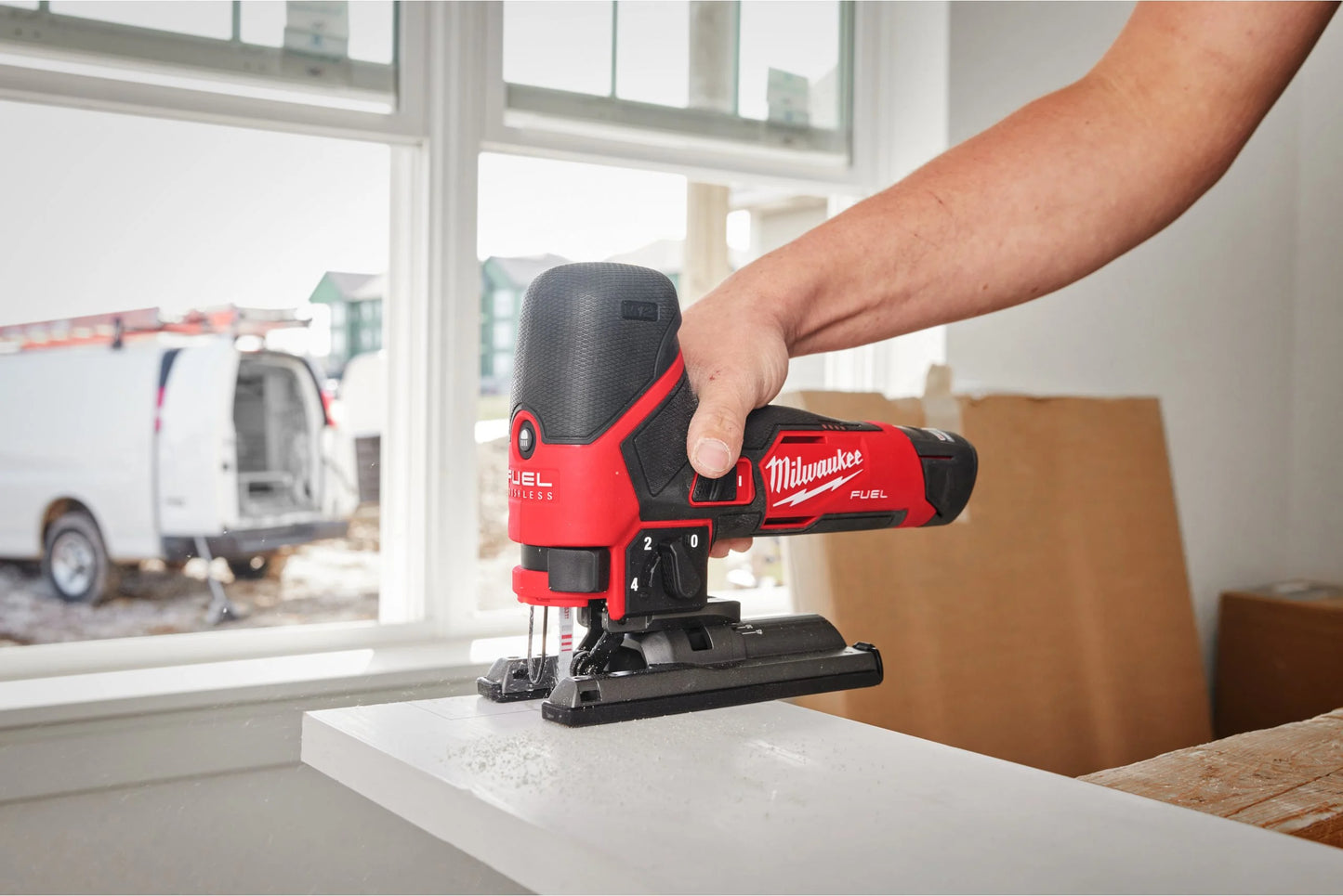 Sierra de calar subcompacta M12 Fuel + bat 2Ah + bat 4Ah + Cargador + Maletín Milwaukee M12 FJS-422X