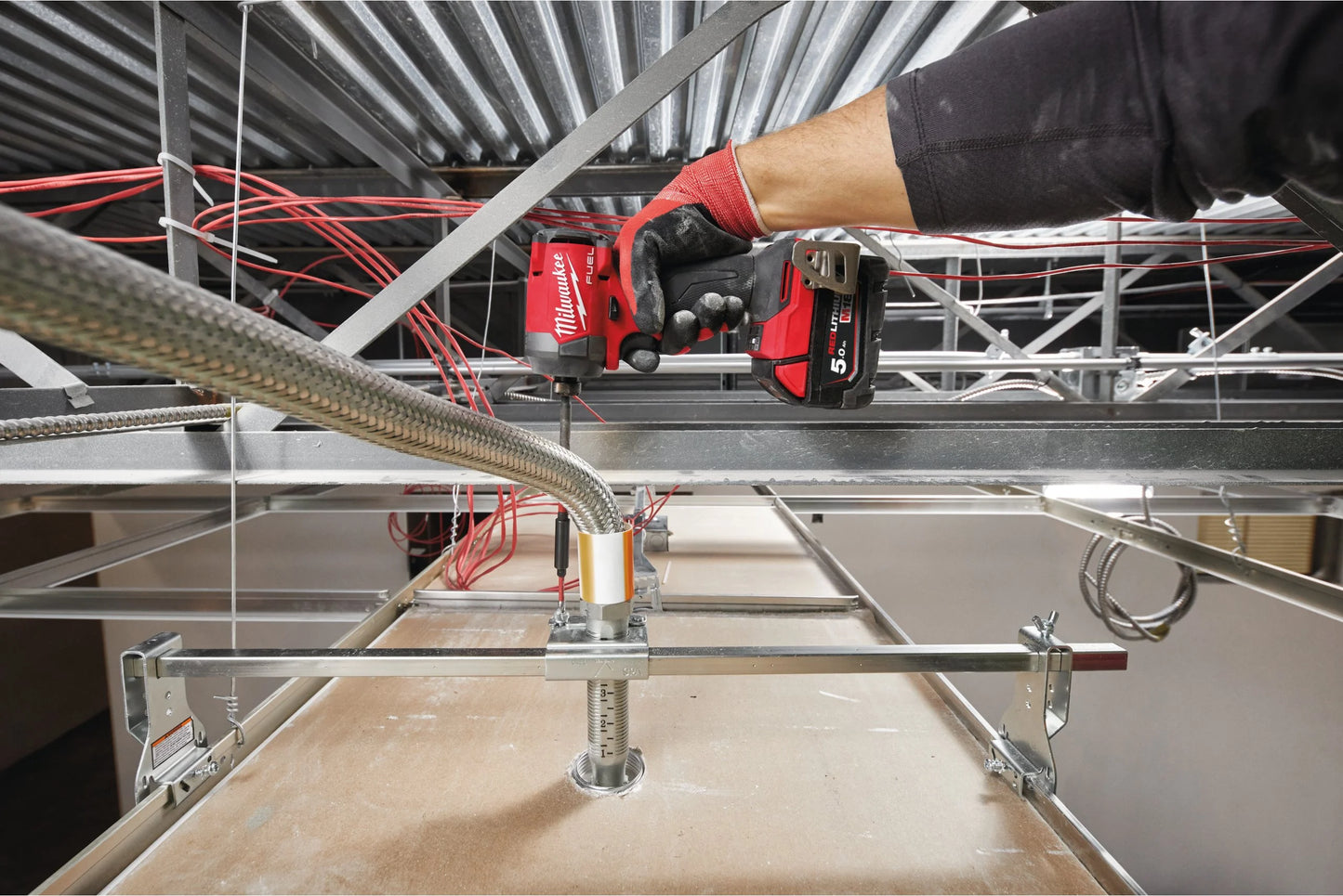 Atornillador de impacto M18 Fuel ¼″ hex + 2 bat 5Ah + cargador + maletín Milwaukee M18 FID3-502X