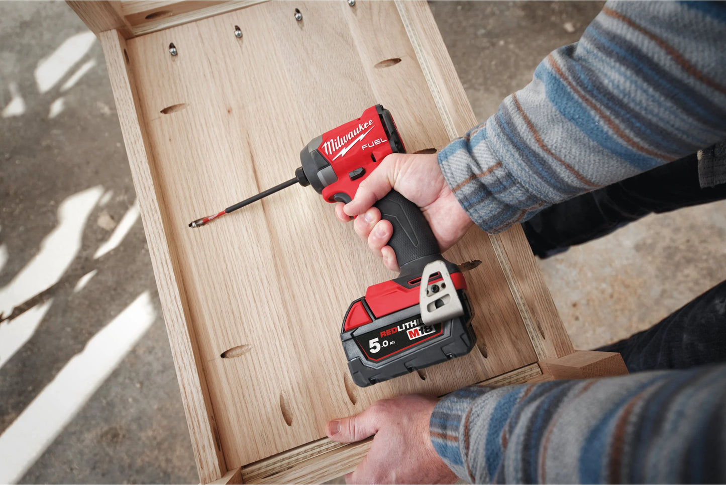 Atornillador de impacto M18 Fuel ¼″ hex + 2 bat 5Ah + cargador + maletín Milwaukee M18 FID3-502X