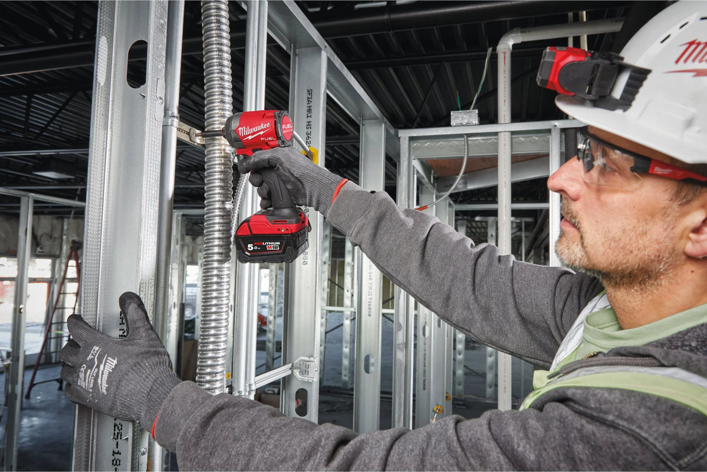 Atornillador de impacto M18 Fuel ¼″ hex + 2 bat 5Ah + cargador + maletín Milwaukee M18 FID3-502X